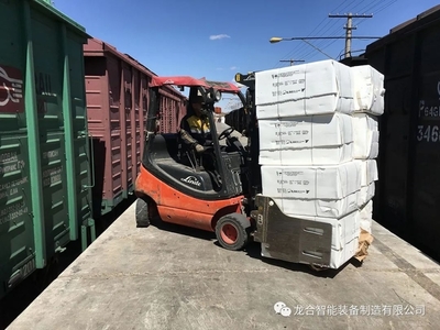 效率與安全的革新者 龍合智能軟包夾叉車屬具引領(lǐng)裝卸搬運新篇章